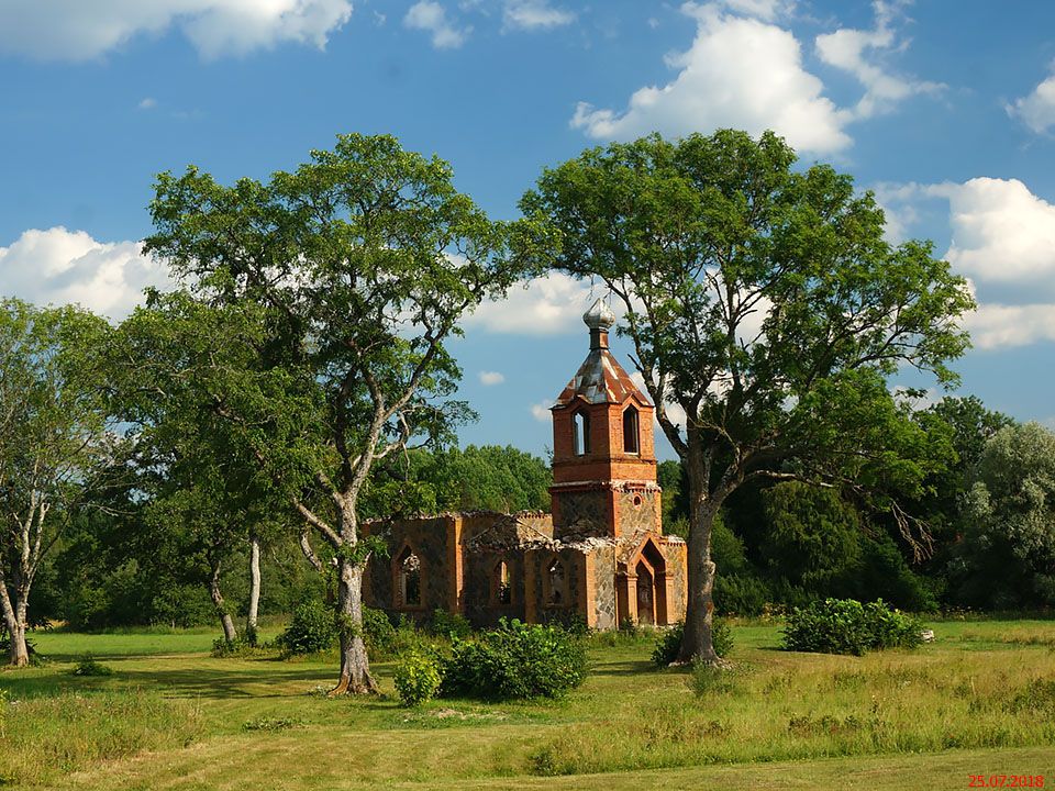 Церковь Николая Чудотворца, Силла (Silla) (Ляэнемаа, Эстония). общий вид в ландшафте