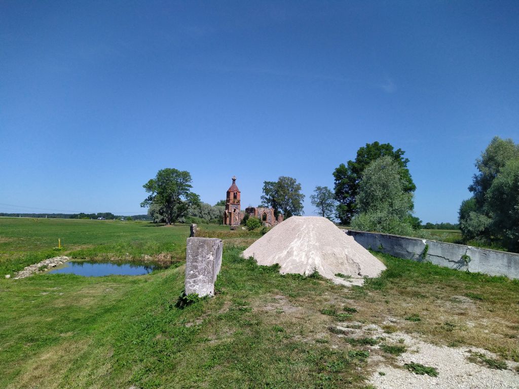 Церковь Николая Чудотворца, Силла (Silla) (Ляэнемаа, Эстония). художественные фотографии, Старая дорога к храму и разрушенный мост.