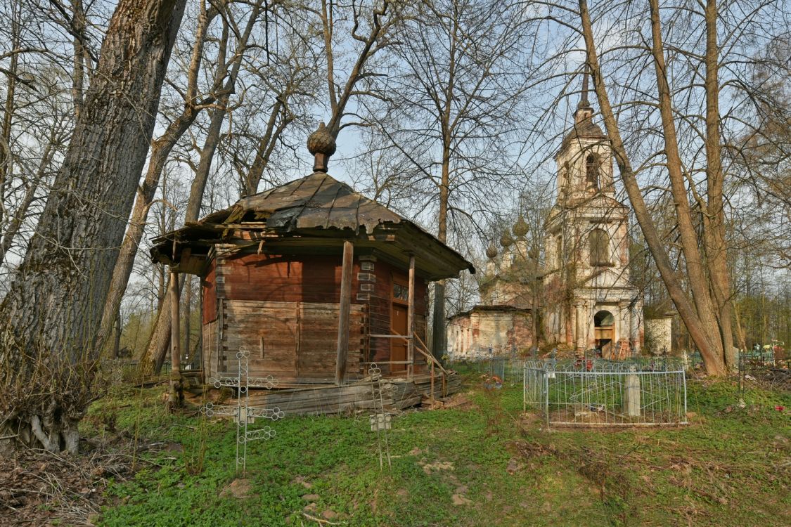 Неизвестная часовня, Раслово-Монастырское (погост Воскресенский на Горках) (Любимский район, Ярославская область). общий вид в ландшафте, Общий вид с запада