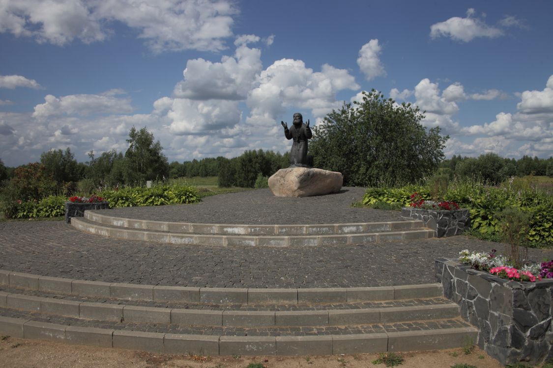 Церковь Иустиниана Царя (крестильная), Годеново (Ростовский район, Ярославская область). дополнительная информация, Образ Серафима Саровского в бронзе и камне 