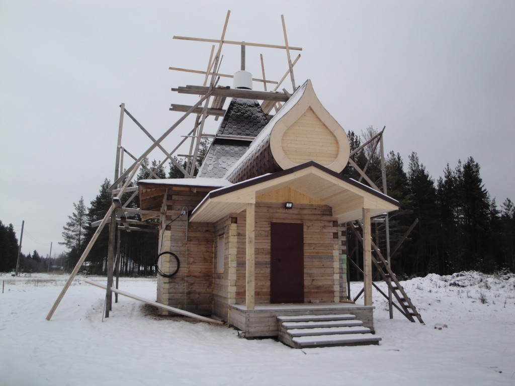 Церковь Луки (Войно-Ясенецкого), Хетово (Виноградовский район, Архангельская область). фасады, Вход в церковь и кровля над входом.