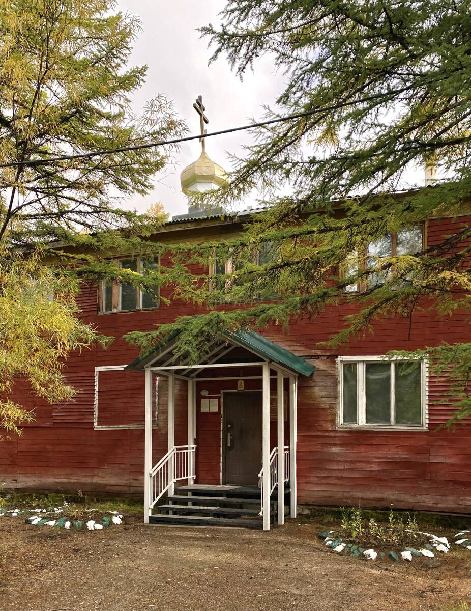 Церковь Рождества Христова (временная), Уптар (Магадан, город, Магаданская область). архитектурные детали, Вход