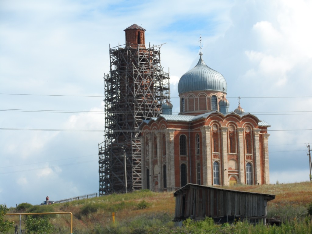 Тугустемир. Церковь Екатерины. общий вид в ландшафте