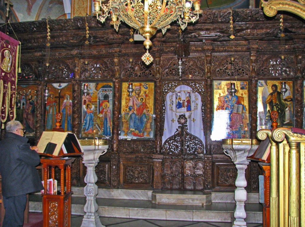 Церковь Благовещения Пресвятой Богородицы, Назарет (Израиль, Прочие страны). интерьер и убранство, На пожертвования одного из греческих купцов, мастером Андреем в 1767 году, был изготовлен резной позолоченный иконостас из дуба