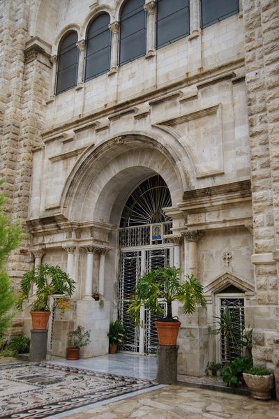 Наблус (Сихем). Монастырь на колодце Иакова в Самарии. фасады, Центральный вход в храм.