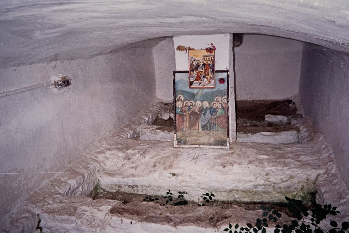 Церковь Десяти мучеников, Агиои Дека (Крит (Κρήτη), Греция). дополнительная информация, Могилы Десяти мучеников Критских, пострадавших при императоре Декии (249-251)