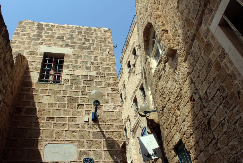 Тель-Авив - Яффо. Монастырь Михаила Архангела. Церковь Михаила Архангела. фасады, Надпись на табличке: 