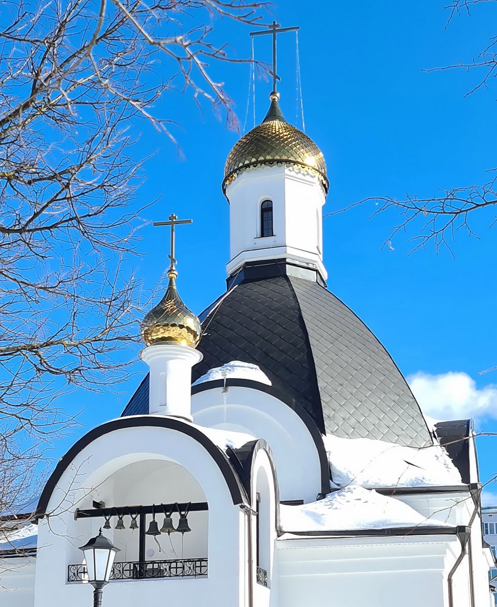 Церковь Киприана, митрополита Mосковского в Центральном Чертанове (каменная), Чертаново Центральное (Южный административный округ (ЮАО), г. Москва). архитектурные детали, Звонница и завершение основного объема, вид с запада 