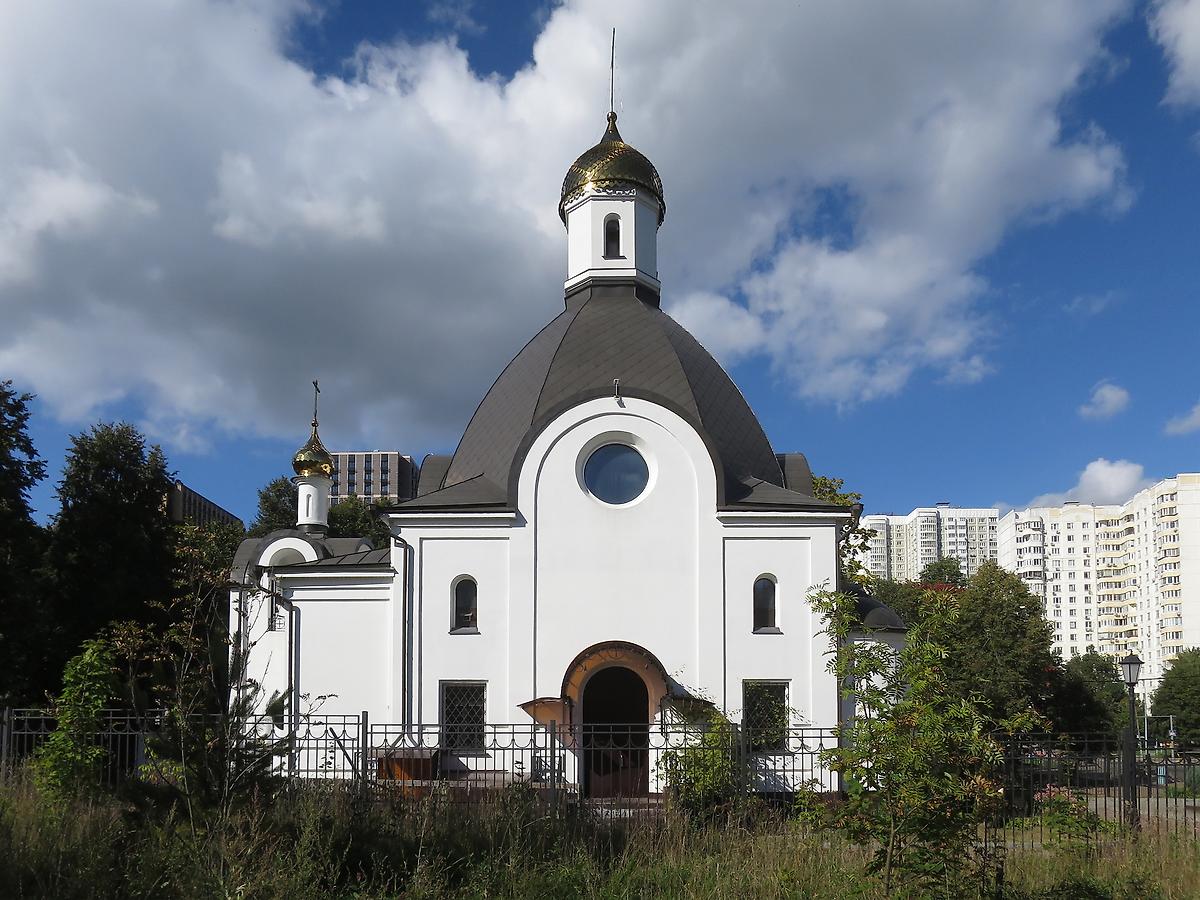 фасады. Церковь Киприана, митрополита Mосковского в Центральном Чертанове (каменная), Чертаново Центральное (Южный административный округ (ЮАО), г. Москва)