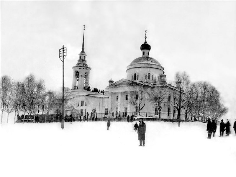 Церковь Петра и Павла, Первоуральск (Первоуральск (ГО Первоуральск), Свердловская область). архивная фотография, 1930г. Снятие колоколов с церкви Св.Петра и Павла