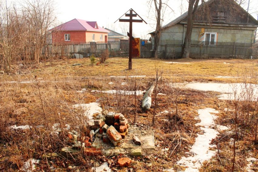 Церковь Богоявления Господня (старая), Козельск (Козельский район, Калужская область). художественные фотографии, Куча кирпичей из фундамента храма