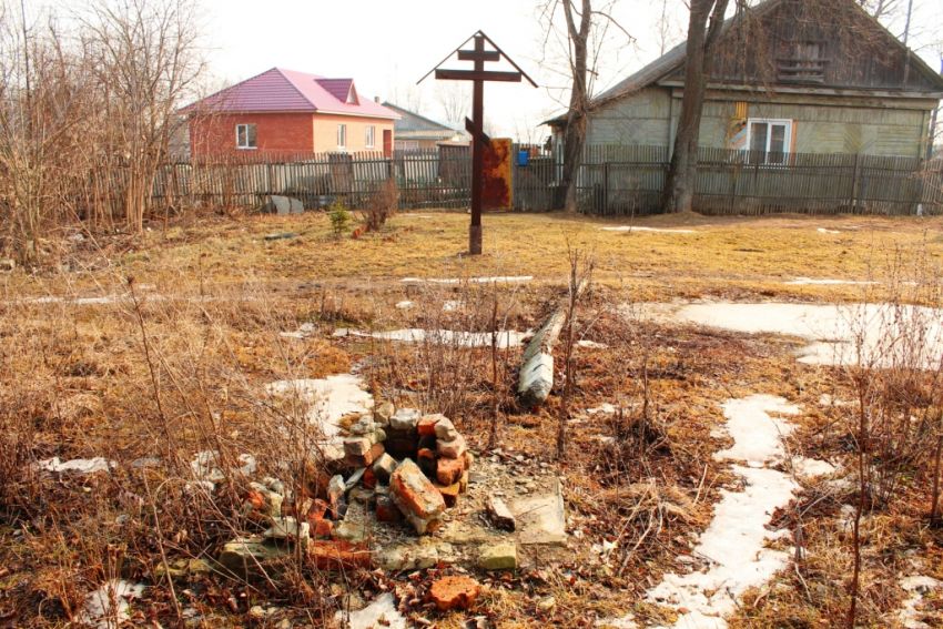 Козельск. Церковь Богоявления Господня. художественные фотографии, Куча кирпичей из фундамента храма