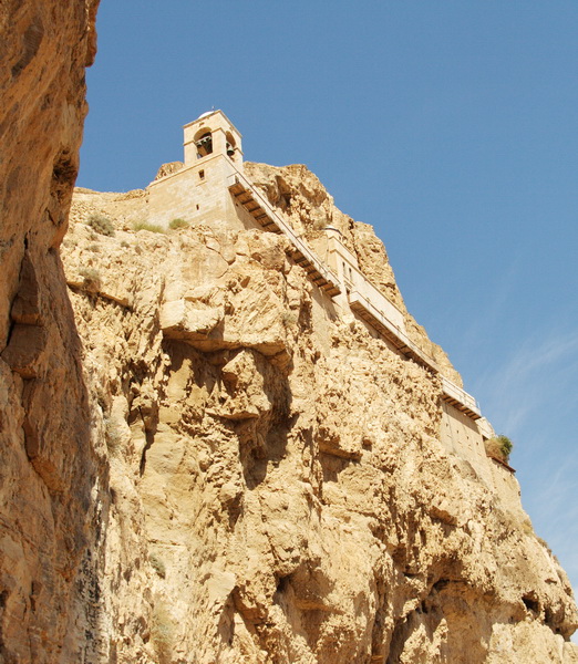 Иерихон. Монастырь Искушения. фасады, Монастырь Искушения. Вид снизу, из скита Илии Пророка