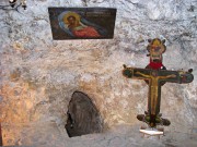 Монастырь Искушения, Вход в пещеру, в которой Иисус Христос проводил время во время сорокодневного поста на горе Каранталь.<br>, Иерихон, Палестина, Прочие страны