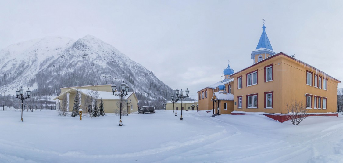 Кировск. Богородице-Казанский Хибиногорский женский монастырь. общий вид в ландшафте, Панорама монастыря и горы Юкспорр