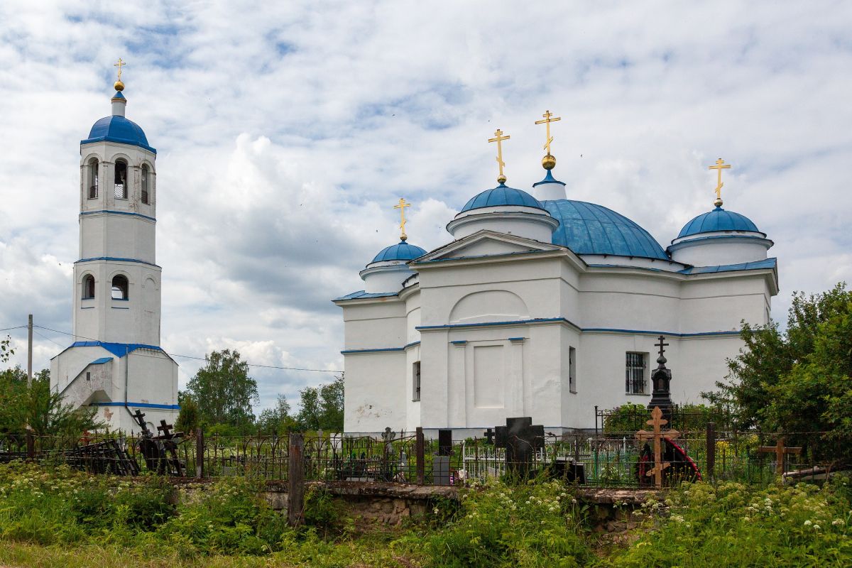 Храмовый комплекс. Церкви Рождества Пресвятой Богородицы и Спаса Преображения, Упирвичи (Торжокский район и г. Торжок, Тверская область). общий вид в ландшафте