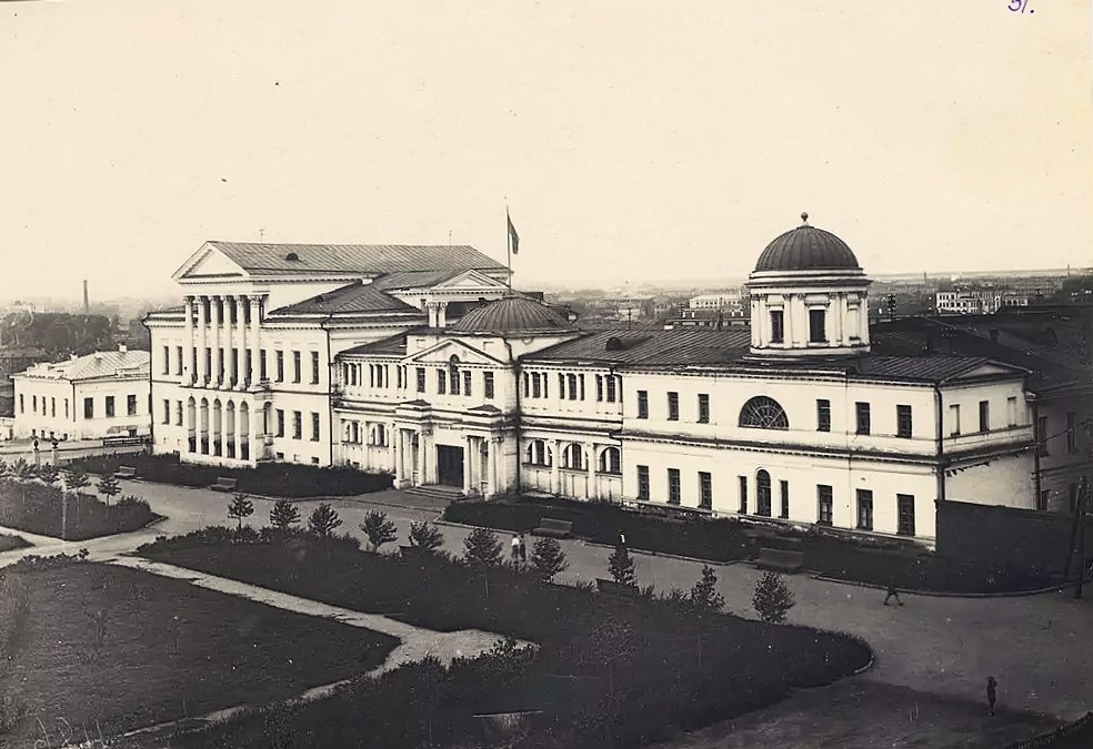 Фото 1920-1930-х гг. Из книги: Слукин В. М. «Дворец Расторгуевых-Харитоновых». – Екатеринбург: Банк культурной информации, 2015., архивная фотография. Неизвестная церковь при доме Расторгуева-Харитонова, Екатеринбург (Екатеринбург, город, Свердловская область)