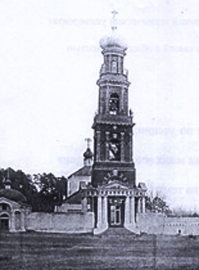 Кизический Введенский монастырь. Колокольня (утраченная), Московский район (Казань, город, Республика Татарстан). архивная фотография, Слева от колокольни Успенская церковь.Снято в конце XIX в. Фото с сайта 