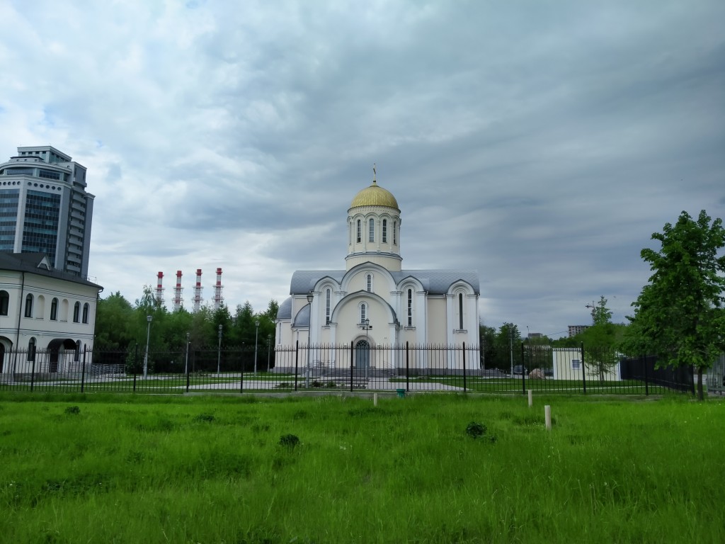 Южное Тушино. Церковь Сергия Радонежского в Южном Тушине. общий вид в ландшафте