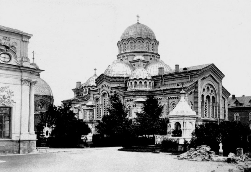 Троицкая Сергиева Приморская пустынь. Собор Воскресения Христова, Стрельна (Санкт-Петербург, Петродворцовый район, г. Санкт-Петербург). архивная фотография, Слева на переднем плане Троицкий собор, а дальше Покровская церковь, справа на заднем плане братский корпус.Источник http://photoprogulki.narod.ru/serg3.htm