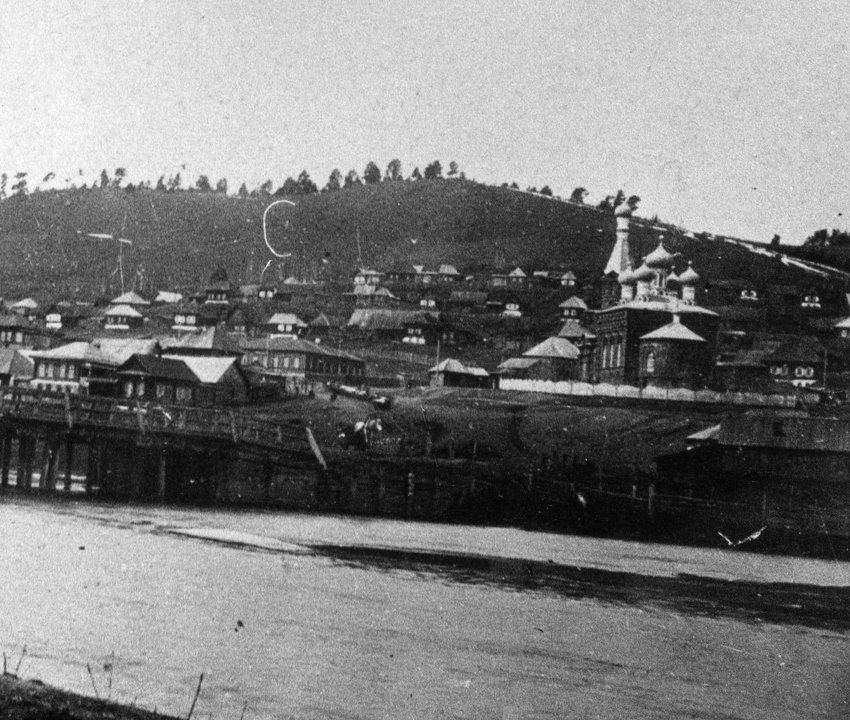 Церковь Усекновения главы Иоанна Предтечи, Златоуст (Златоуст, город, Челябинская область). архивная фотография, Вид с левого берега реки Тесьмы (фрагмент фото с сайта nashural.ru/Starina/zlatoust.htm)