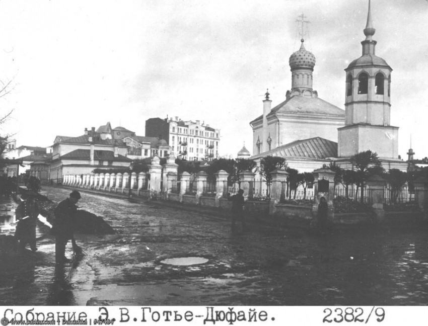 Церковь Покрова Пресвятой Богородицы в Лёвшине, Хамовники (Центральный административный округ (ЦАО), г. Москва). архивная фотография, Большой Левшинский переулок Источник: Архив ЦИГИ Фотограф: Э.В. Готье-Дюфайе 1913 году (направление съемки — восток) Источник http://oldmos.ru/old/photo/view/47484