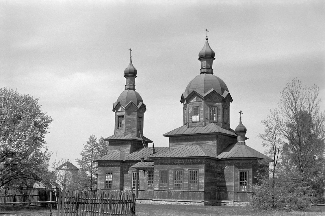 Церковь Успения Пресвятой Богородицы, Святск (Новозыбковский район и г. Новозыбков, Брянская область). фасады, Фотография сделана в середине 1970-х годов