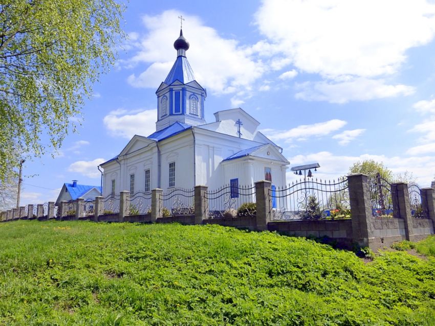 Озеро. Церковь Петра и Павла. фасады