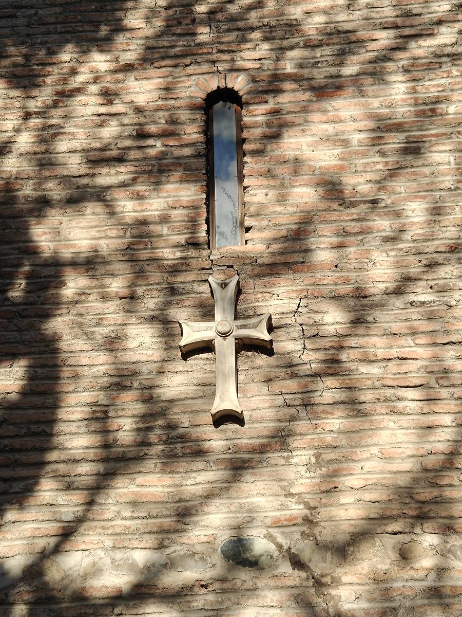 Фрагмент западного фасада, архитектурные детали. Церковь Георгия Победоносца (Кари), Мтацминдский район (Тбилиси, город, Грузия)