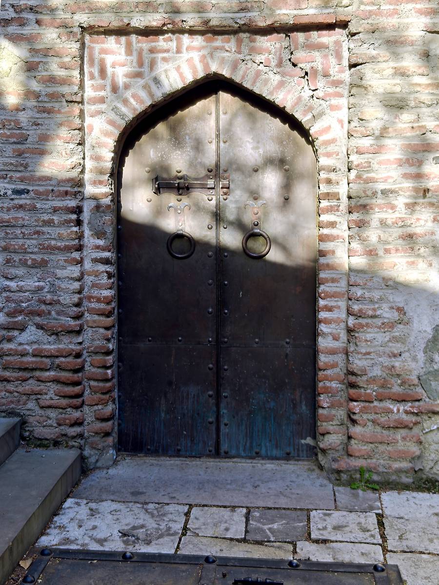 Портал в западной стене, архитектурные детали. Церковь Георгия Победоносца (Кари), Мтацминдский район (Тбилиси, город, Грузия)