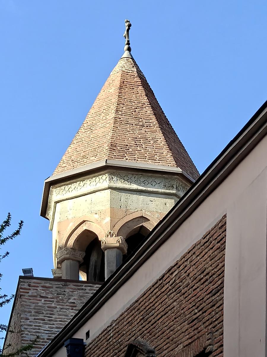 Завершение колокольни, архитектурные детали. Церковь Георгия Победоносца (Кари), Мтацминдский район (Тбилиси, город, Грузия)