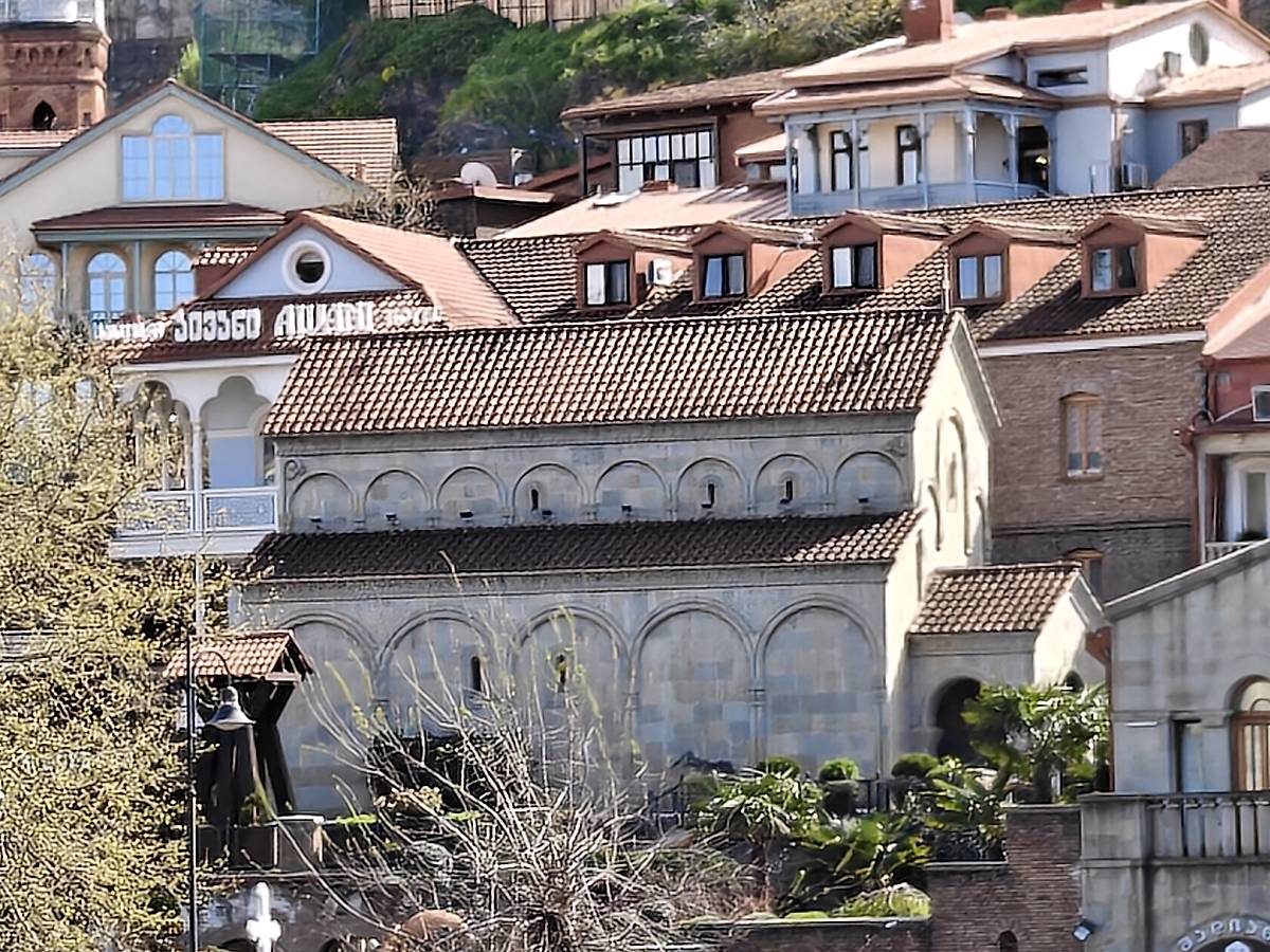 Вид с противоположного берега Куоы, фасады. Сорокомученический монастырь. Церковь Сорока мучеников Севастийских, Мтацминдский район (Тбилиси, город, Грузия)