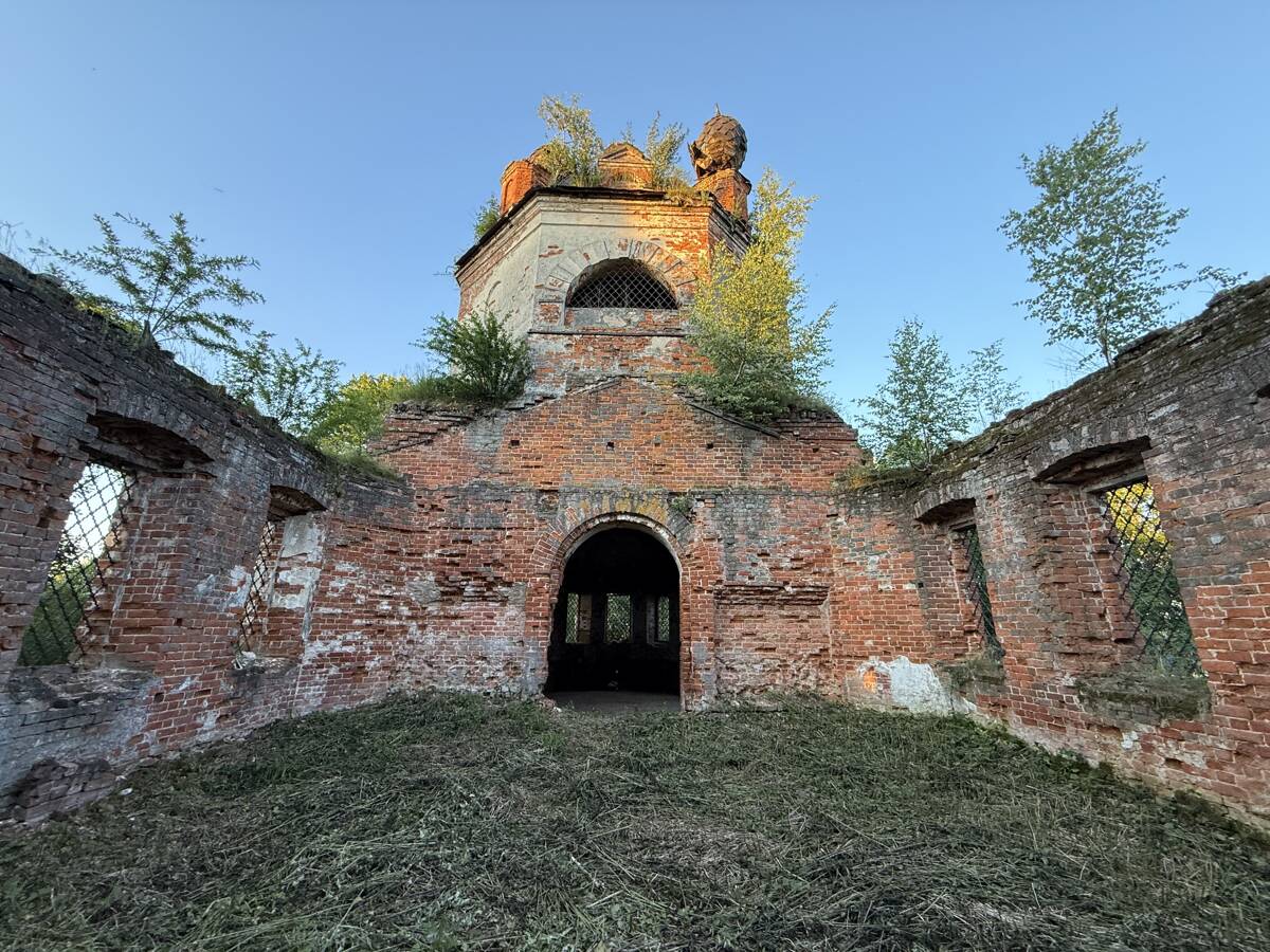 Церковь Троицы Живоначальной, Холм-Огарёв (Гаврилов-Ямский район, Ярославская область). интерьер и убранство, Вид с запада из трапезной