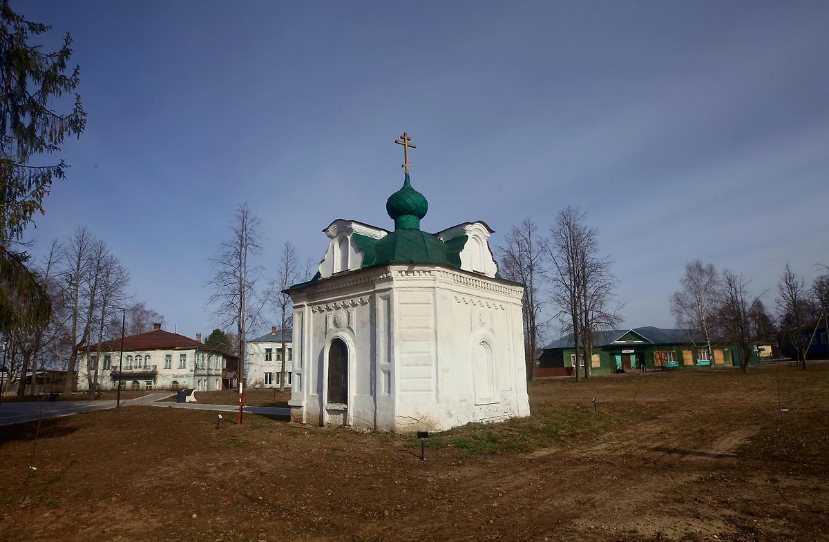 общий вид в ландшафте. Неизвестная часовня, Кологрив (Кологривский район, Костромская область)