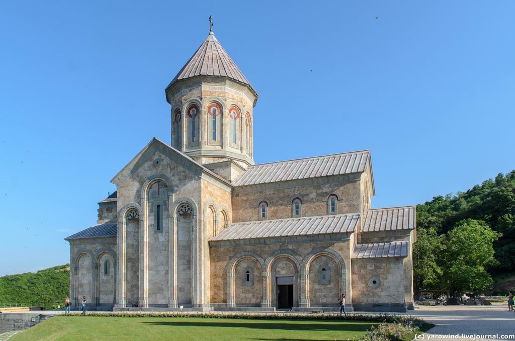 Бодбе. Бодбийский Нины равноапостольной монастырь. Церковь Нины равноапостольной. фасады
