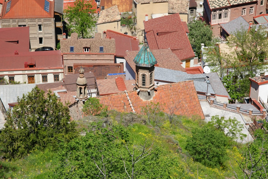 Тбилиси. Церковь Георгия Победоносца (Карапи). общий вид в ландшафте