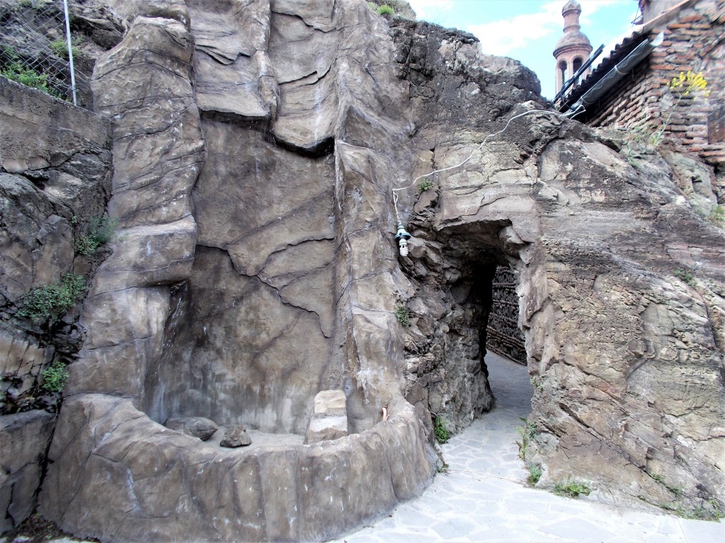 Тбилиси. Церковь Георгия Победоносца (Карапи). дополнительная информация, Вход во дворик прорублен в скале