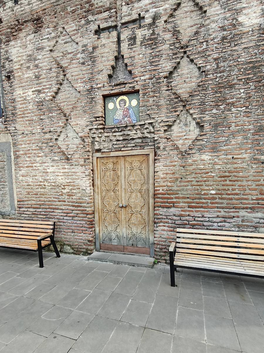 Дверь в южной стене, архитектурные детали. Церковь Георгия Победоносца (Карапи), Мтацминдский район (Тбилиси, город, Грузия)