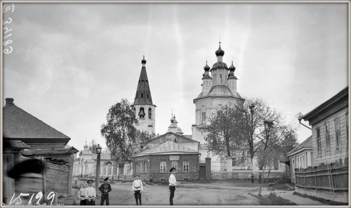 Церковь Благовещения Пресвятой Богородицы, Вязьма (Вяземский район, Смоленская область). архивная фотография, 1910—1917,(Вид на Благовещенскую церковь с улицы III Интернационала (Успенская улица) Направление съемки:север с сайта https://pastvu.com/p/229452