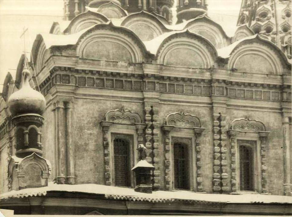 Фрагмент фасада. Фото 1930-х гг. из фондов Музея МАРХИ. (ГК № 67777760), архивная фотография. Церковь Николая Чудотворца в Столпах, Басманный (Центральный административный округ (ЦАО), г. Москва)