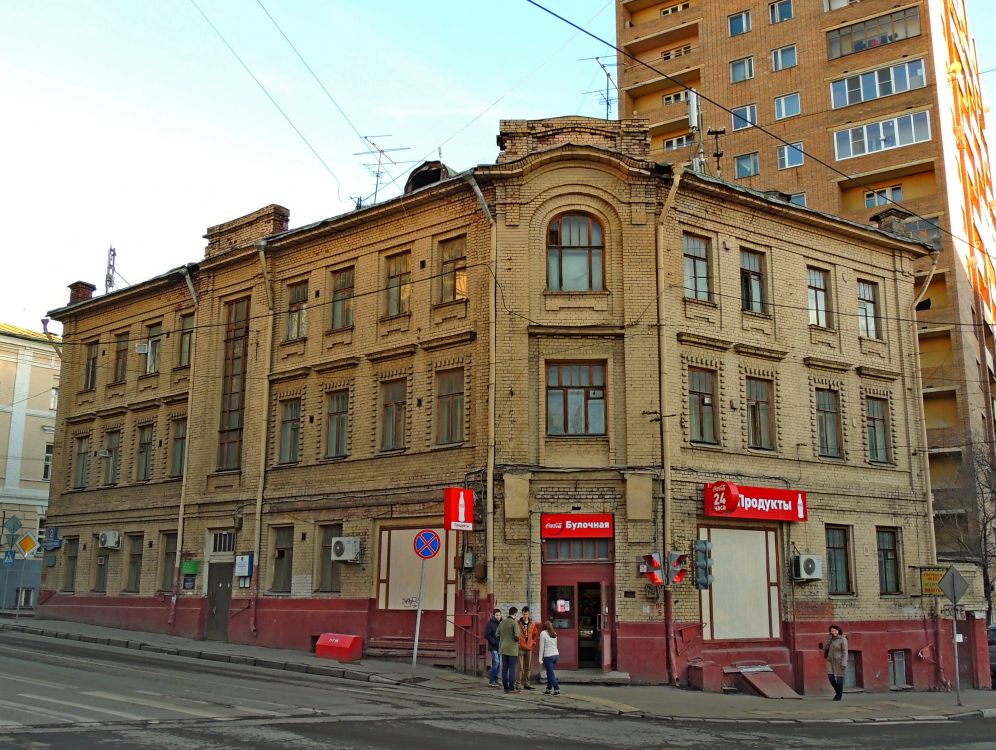 Церковь Николая Чудотворца на Гостиной горке, Таганский (Центральный административный округ (ЦАО), г. Москва). дополнительная информация, (Воронцово Поле улица, дом 2) Дом, находящийся на пересечении улицы Воронцово Поле с Яузским бульваром и Большим Николоворобинским переулком. Дом был построен для причта храма Николая в Воробине архитектором Д.Е.Виноградовым в 1911 году.