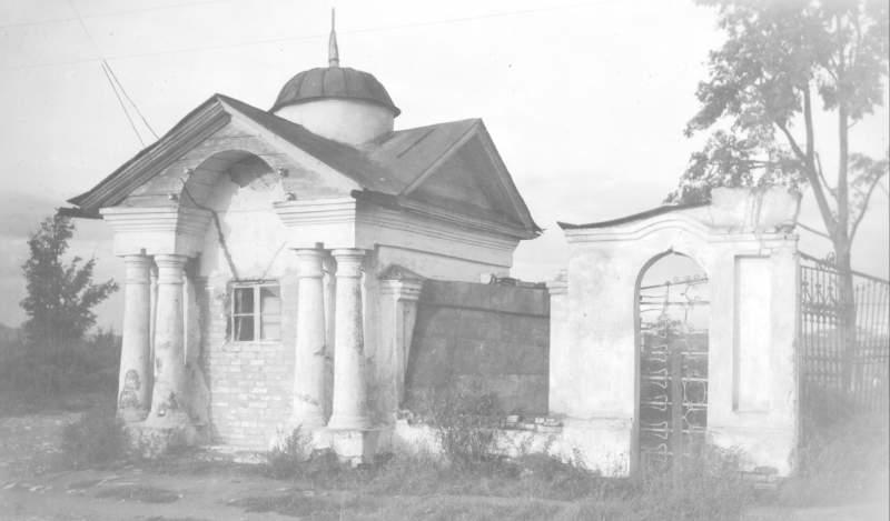 Церковь Троицы Живоначальной, Вязьма (Вяземский район, Смоленская область). архивная фотография, Часовня в ограде Троицкой церкви на улице Кронштадтской  32
