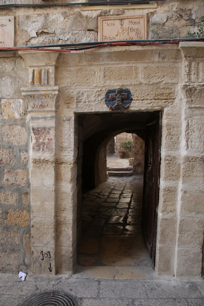 Иерусалим - Старый город. Монастырь свв. Феодоров. архитектурные детали, Вход в монастырь