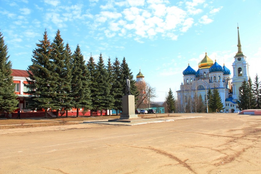 Церковь Николая Чудотворца и Космы и Дамиана, Болхов (Болховский район, Орловская область). художественные фотографии, Вид с северо-запада на храмовое место. Памятник Ленину установлен на месте алтаря храма.