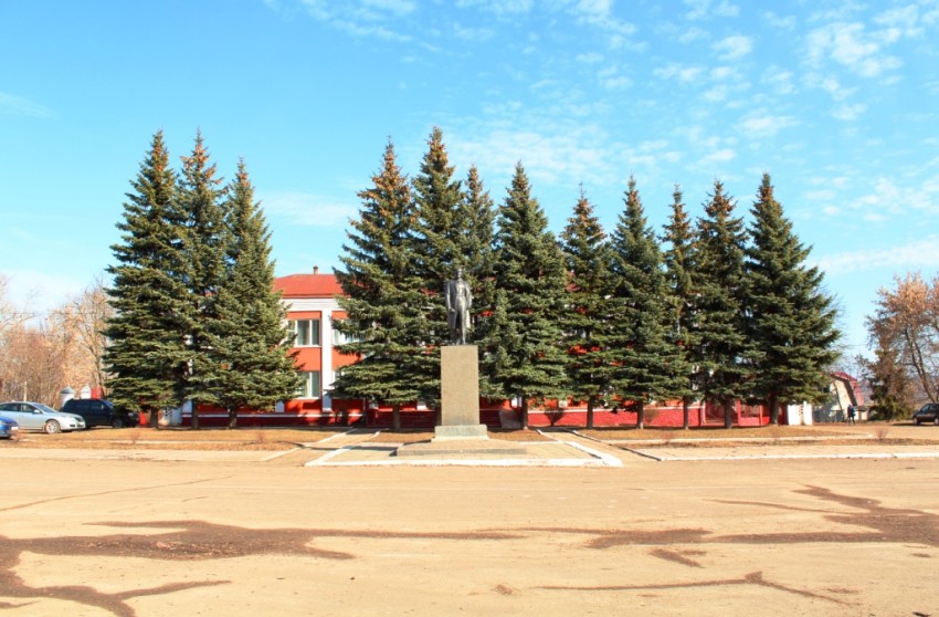 Церковь Николая Чудотворца и Космы и Дамиана, Болхов (Болховский район, Орловская область). художественные фотографии, Вид с запада на храмовое место. Памятник Ленину установлен на месте алтаря храма.