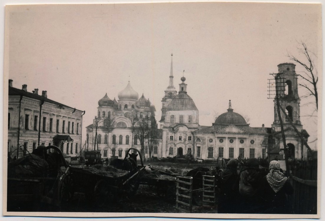 Церковь Николая Чудотворца и Космы и Дамиана, Болхов (Болховский район, Орловская область). архивная фотография, Храм на переднем плане. Фото 1941 г. с аукциона e-bay.de