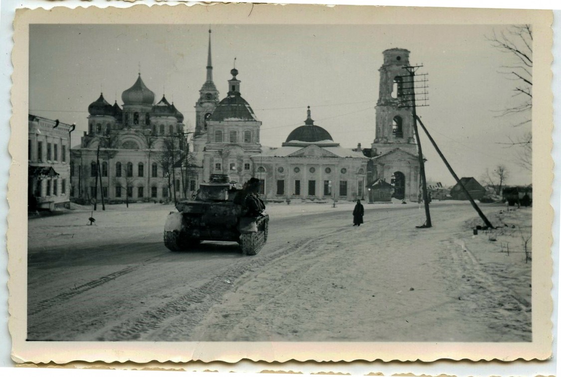 Болхов. Церковь Николая Чудотворца и Космы и Дамиана. архивная фотография, Храм на переднем плане. Фото 1941 г. с аукциона e-bay.de