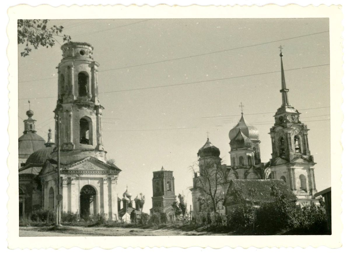 Церковь Николая Чудотворца и Космы и Дамиана, Болхов (Болховский район, Орловская область). архивная фотография, Храм слева на переднем плане. Фото 1942 г. с аукциона e-bay.de