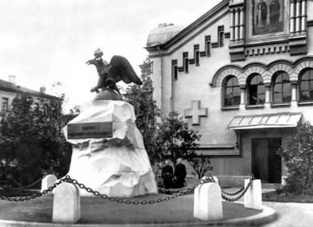 Церковь Космы и Дамиана при лейб-гвардии Сапёрном батальоне, Центральный район (Санкт-Петербург, г. Санкт-Петербург). архивная фотография, Памятник гвардейским саперам.
1900-1917 год
с сайта http://oldsp.ru/old/photo/view/2417