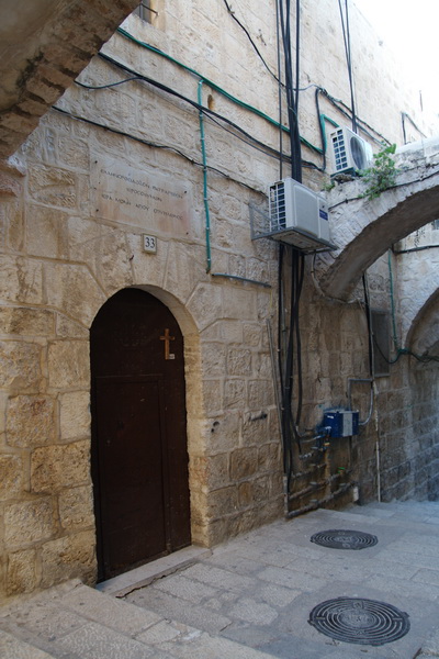 Иерусалим - Старый город. Монастырь Спиридона Тримифунтского. фасады, Вход в монастырь